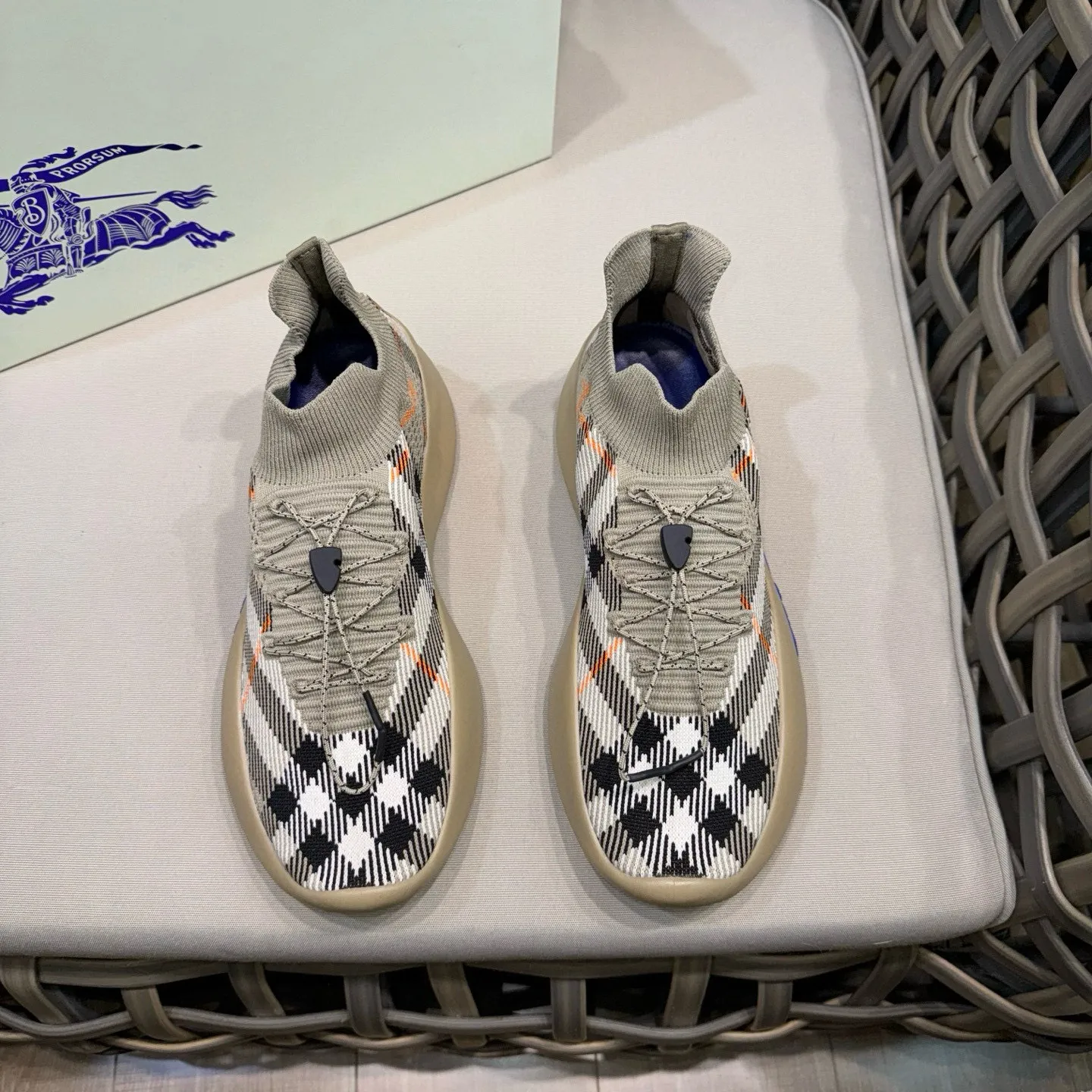 Men's shoes: 500💰BURBERRY/Burberry plaid knitted Neptune sneakers｜With breathable sock-style upper｜Embellished with knitted Burberry plaid｜Leather lining Incorporated into a plaid lace design｜Equipped with B-shaped shield buckle｜The sole is decorated with a large wrapped equestrian knight logo (EKD)｜Round toe #drawstring closure#The sole is decorated with the equestrian knight logo (EKD)｜At least 50% of the main materials of the boutique are from renewable sources Size: 39-44 (45 custom-made)